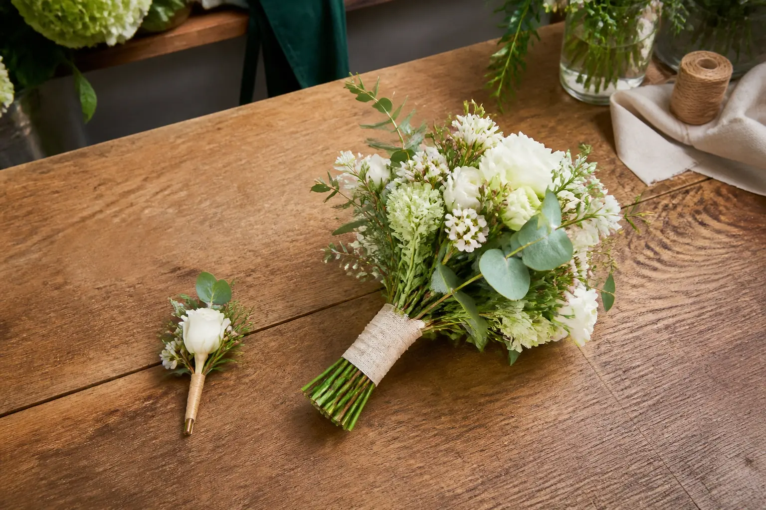 Préparation florale pour un mariage — illustration générée par IA