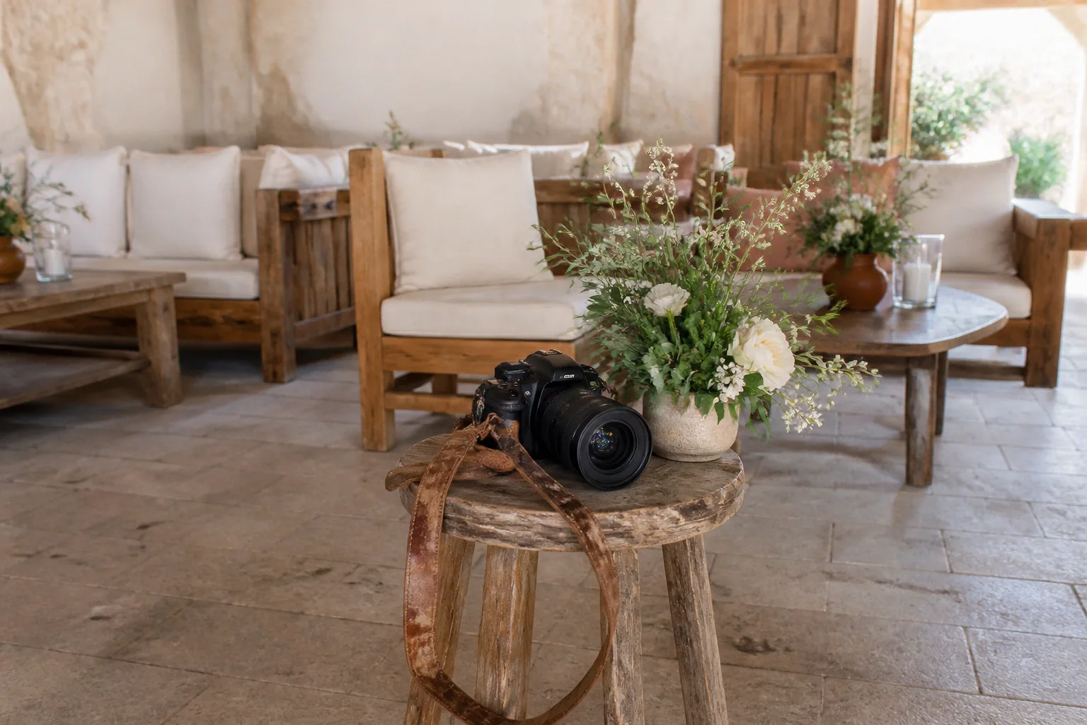 Appareil photo et accessoires de reportage de mariage — illustration générée par IA