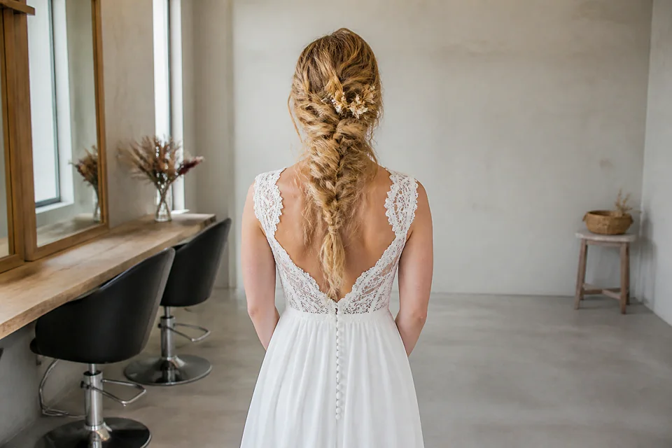 Coiffure de cérémonie vue pendant la préparation — illustration générée par IA