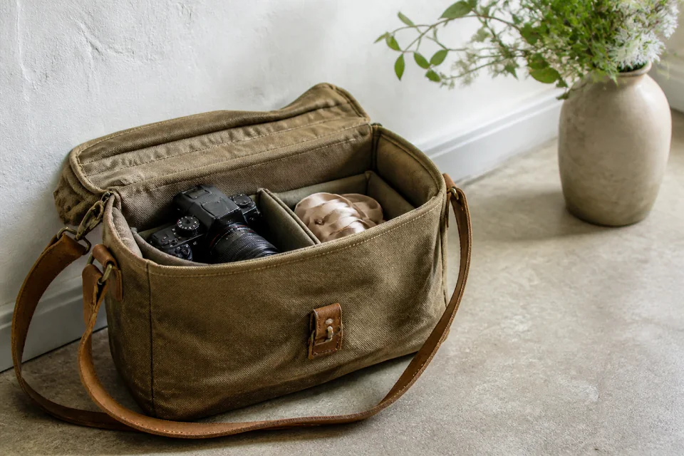 Appareil photo et accessoires de reportage de mariage — illustration générée par IA