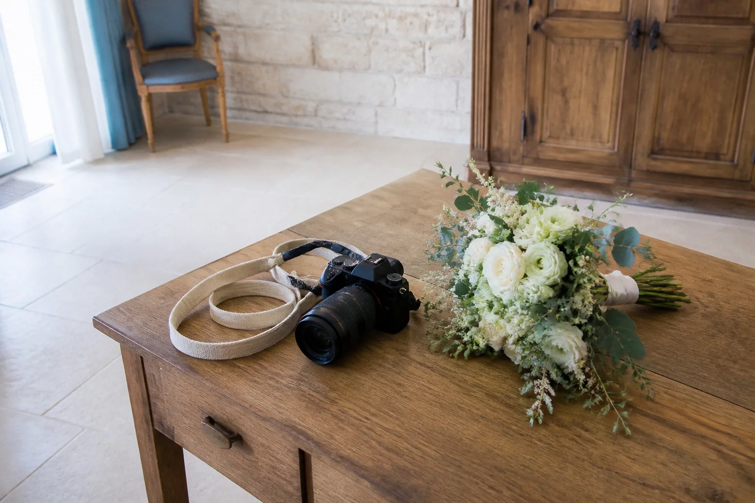 Appareil photo et accessoires de reportage de mariage — illustration générée par IA
