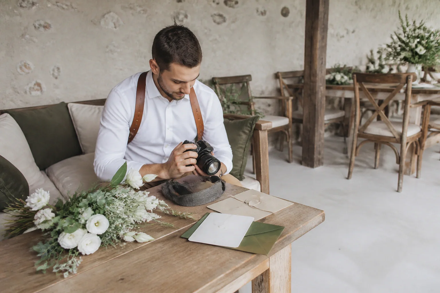 Appareil photo et accessoires de reportage de mariage — illustration générée par IA
