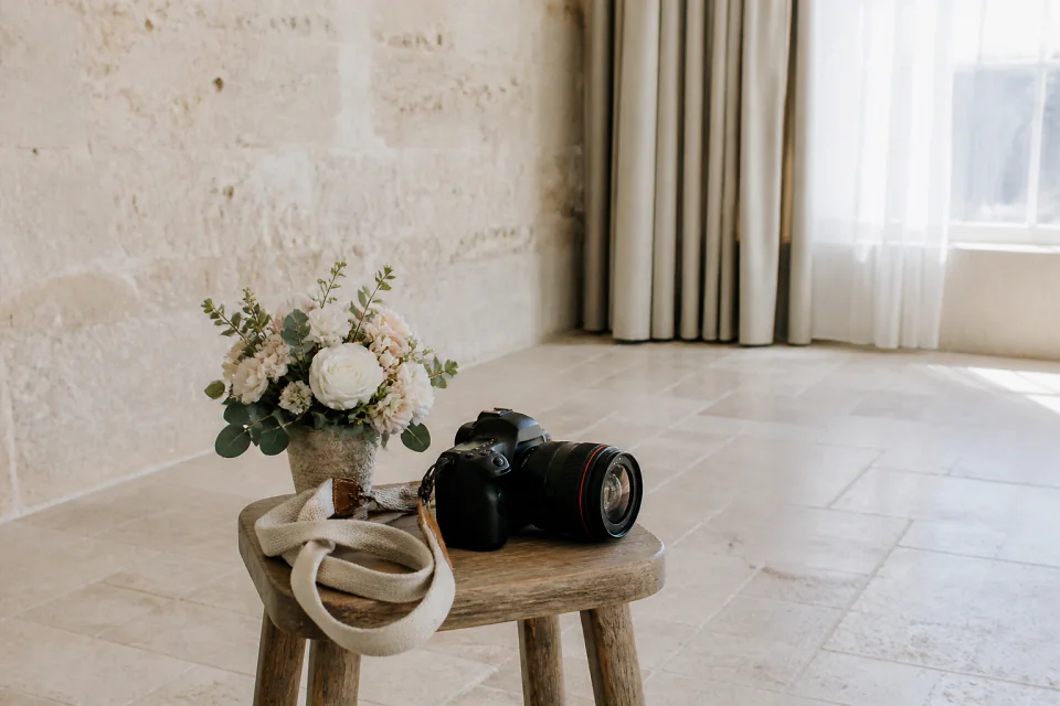 Appareil photo et accessoires de reportage de mariage — illustration générée par IA