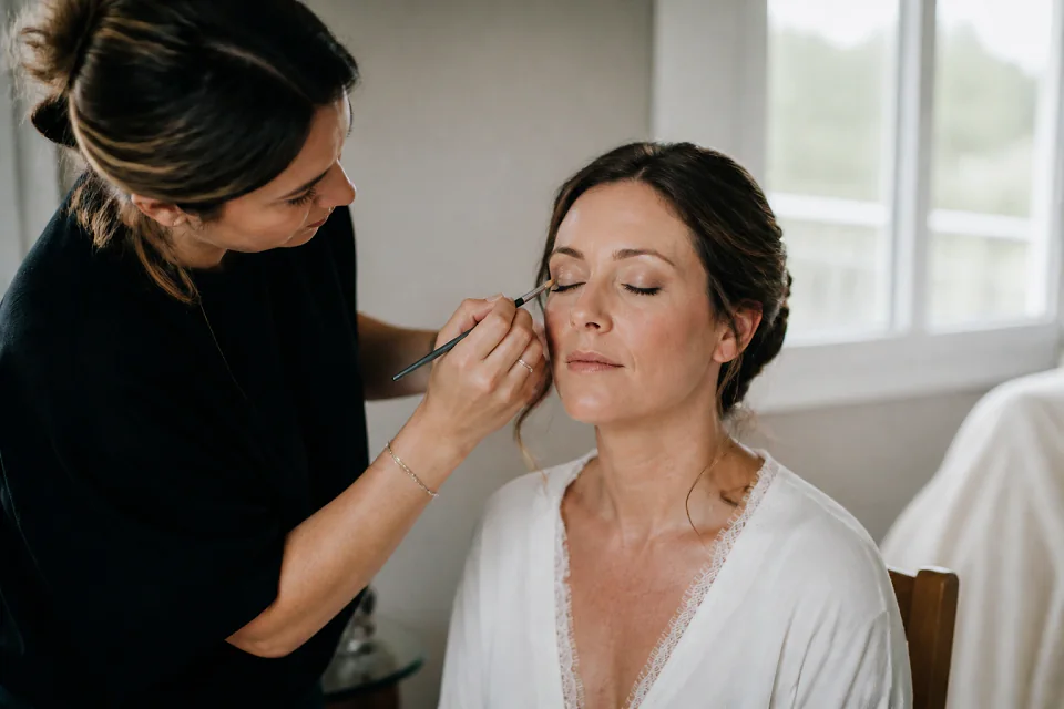 Préparation d’un maquillage de mariage — illustration générée par IA
