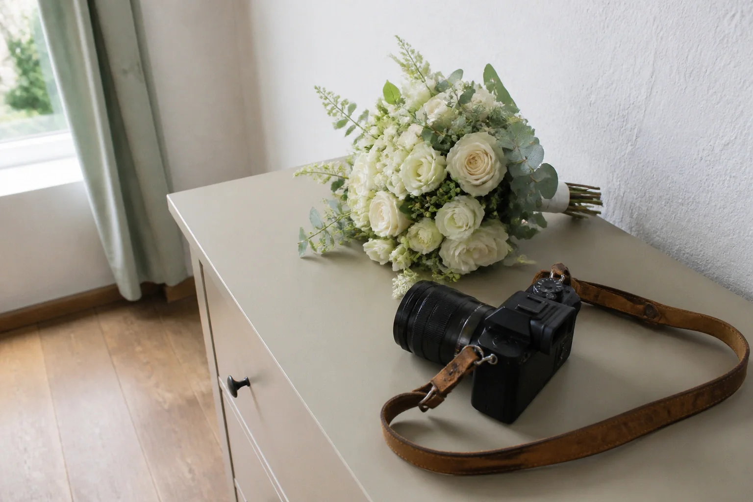 Appareil photo et accessoires de reportage de mariage — illustration générée par IA