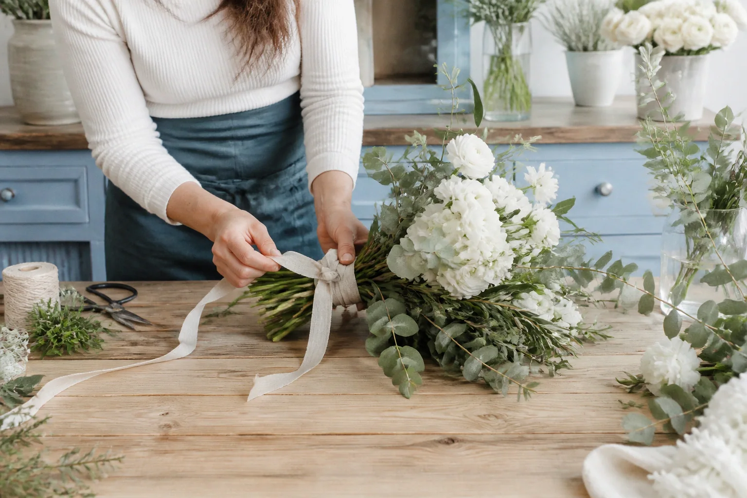 Préparation florale pour un mariage — illustration générée par IA