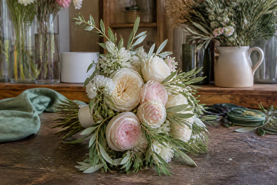 Préparation florale pour un mariage — illustration générée par IA