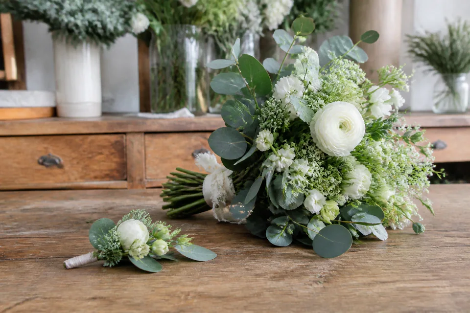 Préparation florale pour un mariage — illustration générée par IA
