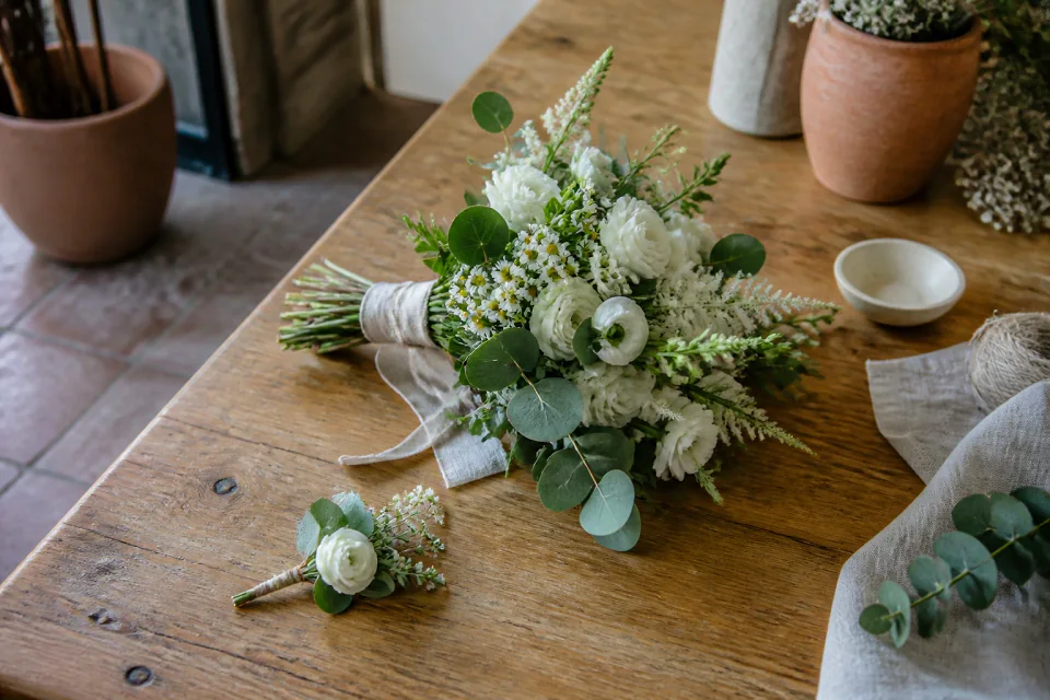 Préparation florale pour un mariage — illustration générée par IA