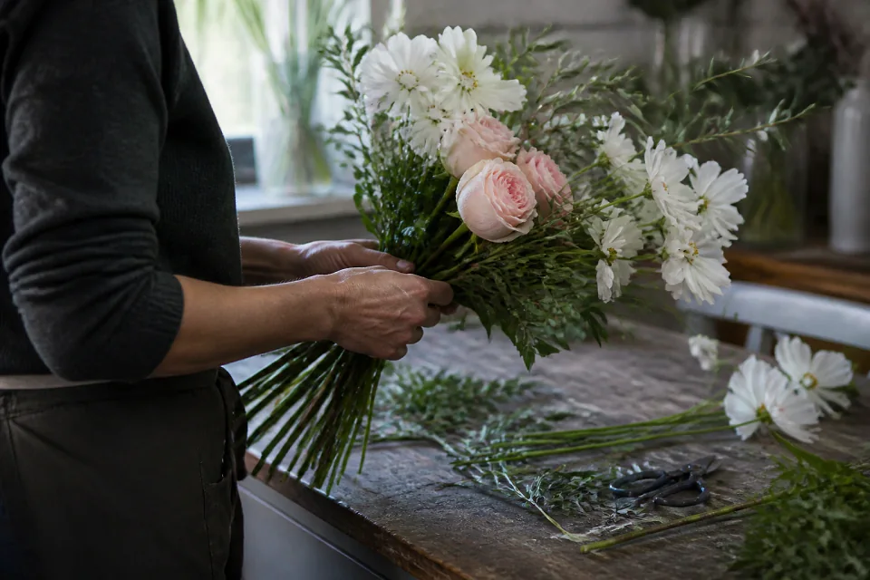 Composition d’un bouquet de mariée dans un atelier floral — illustration générée par IA