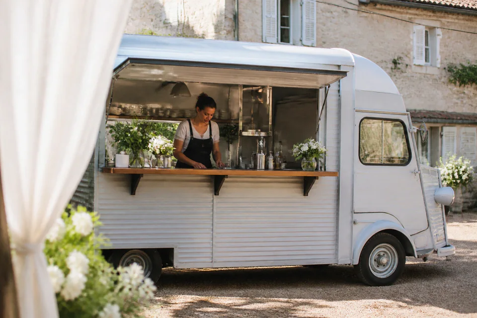 Service mobile de restauration pour une réception — illustration générée par IA
