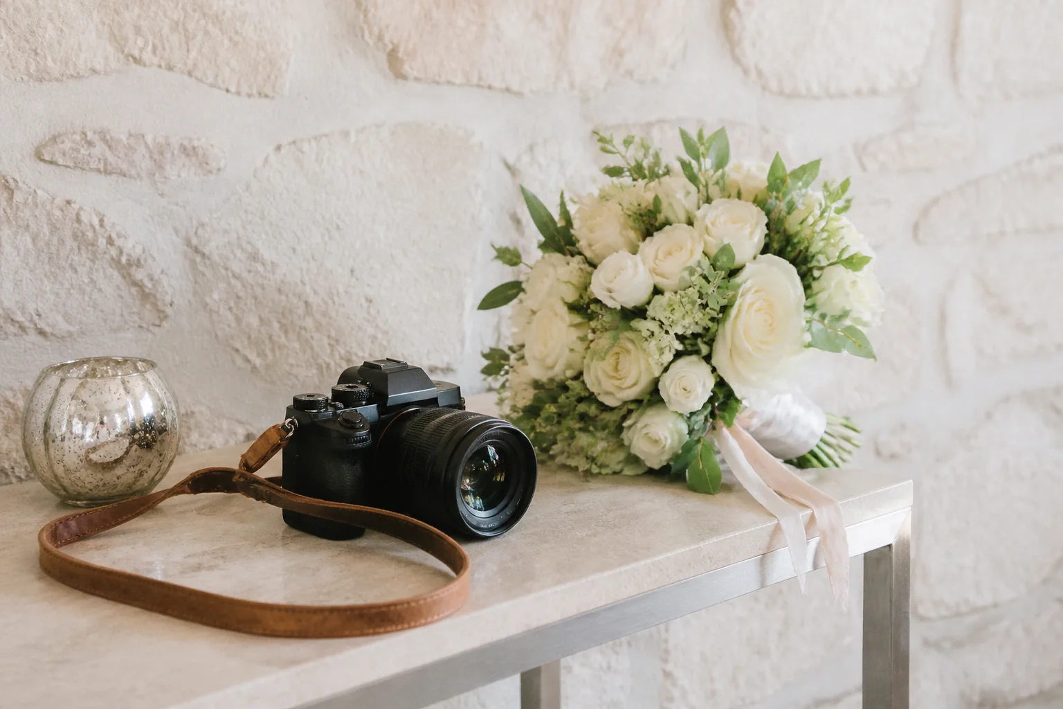 Appareil photo et accessoires de reportage de mariage — illustration générée par IA