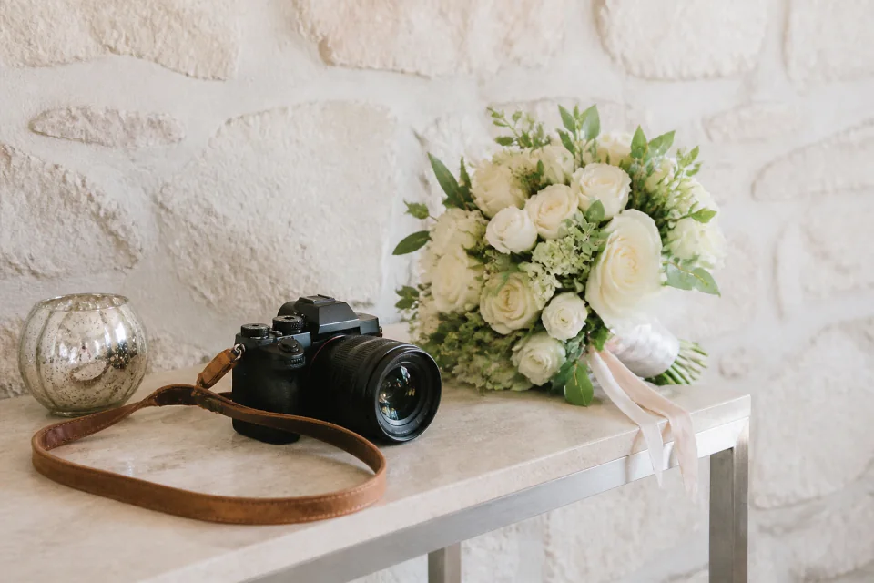 Appareil photo et accessoires de reportage de mariage — illustration générée par IA