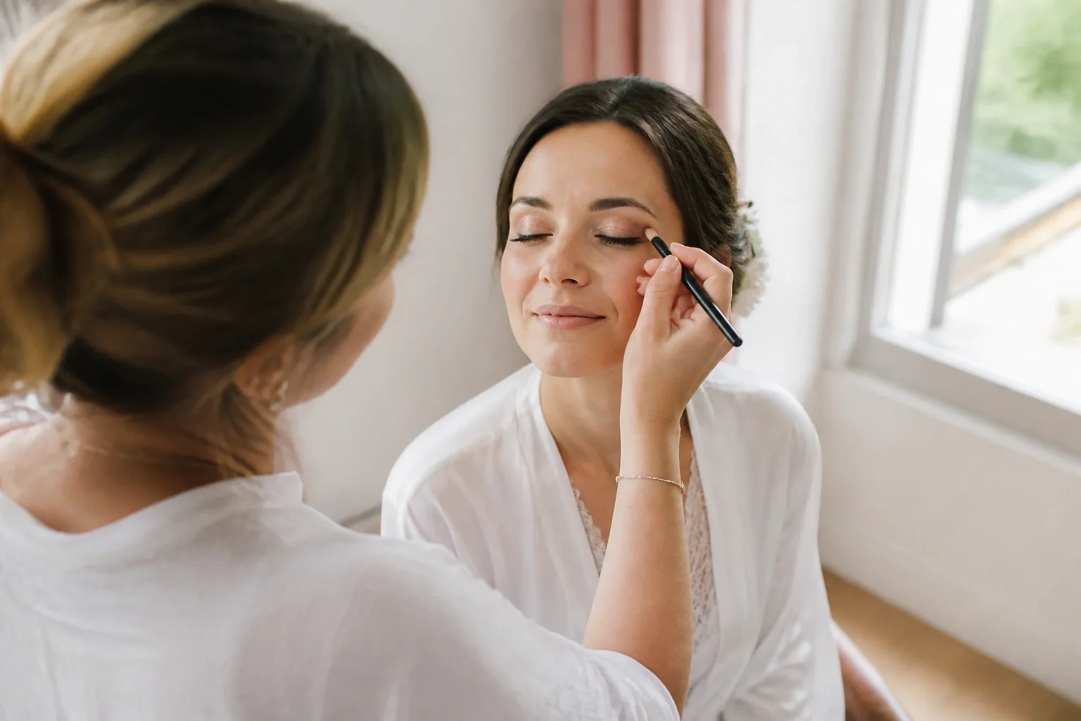 Préparation d’un maquillage de mariage — illustration générée par IA