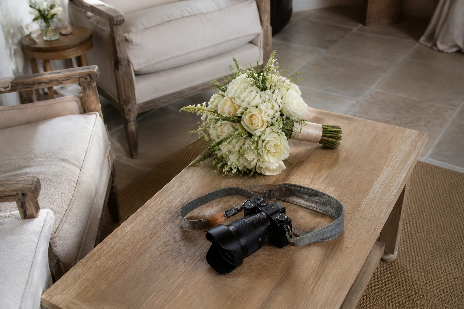 Appareil photo et accessoires de reportage de mariage — illustration générée par IA