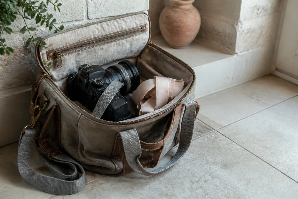 Appareil photo et accessoires de reportage de mariage — illustration générée par IA