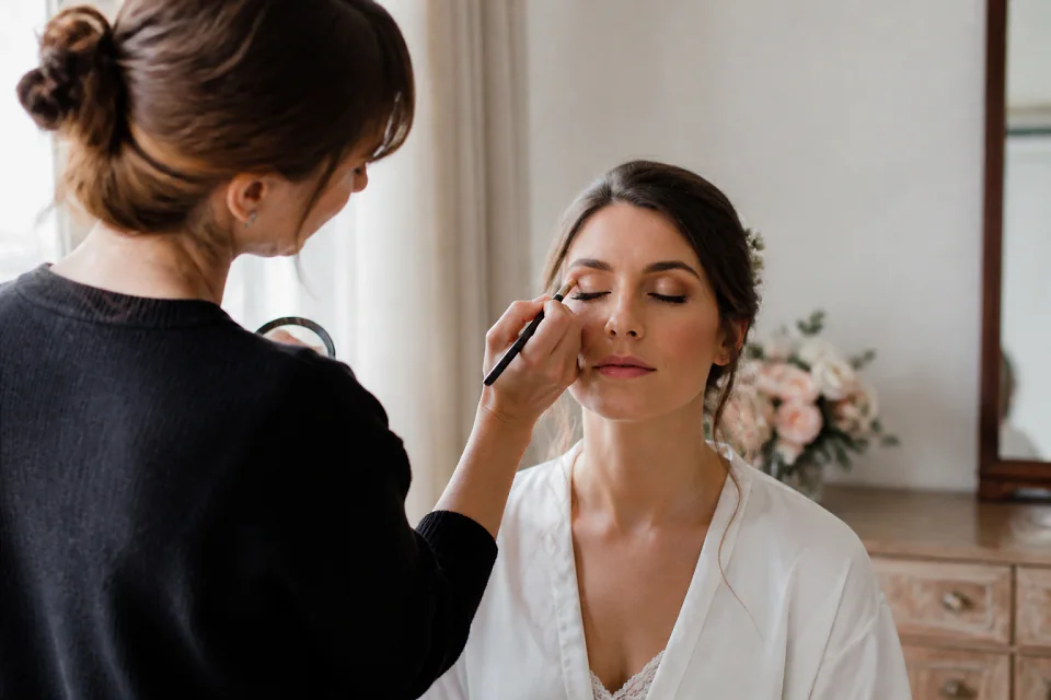 Préparation d’un maquillage de mariage — illustration générée par IA