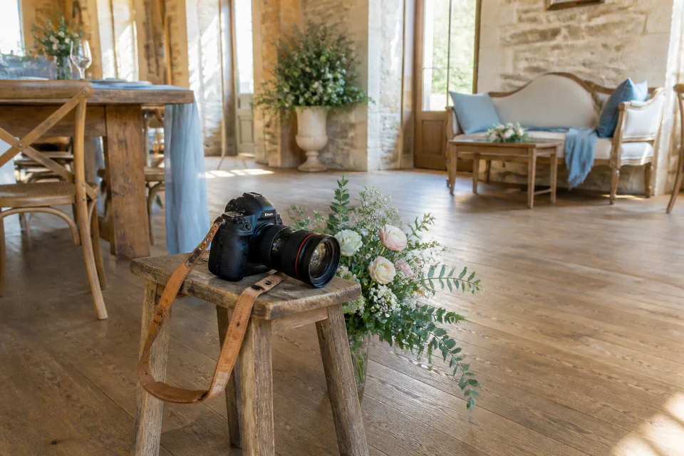 Appareil photo et accessoires de reportage de mariage — illustration générée par IA