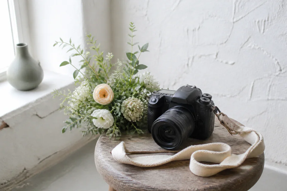Appareil photo et accessoires de reportage de mariage — illustration générée par IA