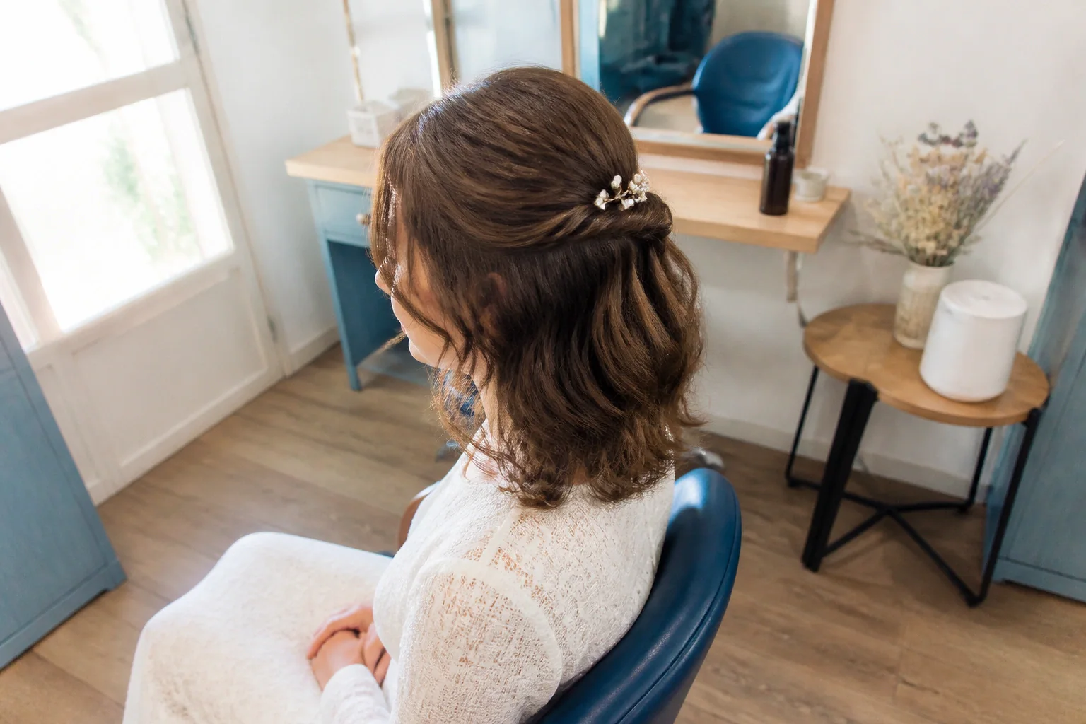 Coiffure de cérémonie vue pendant la préparation — illustration générée par IA