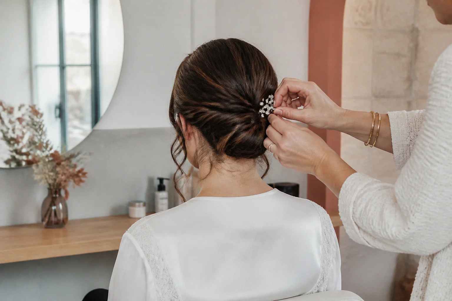 Coiffure de cérémonie vue pendant la préparation — illustration générée par IA