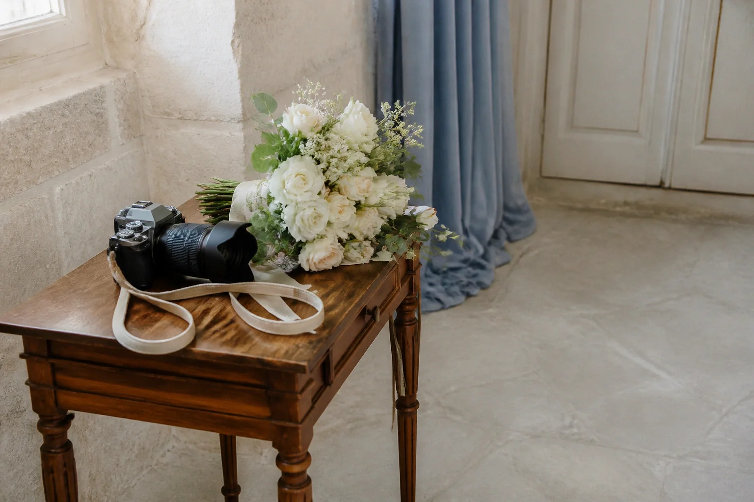 Appareil photo et accessoires de reportage de mariage — illustration générée par IA