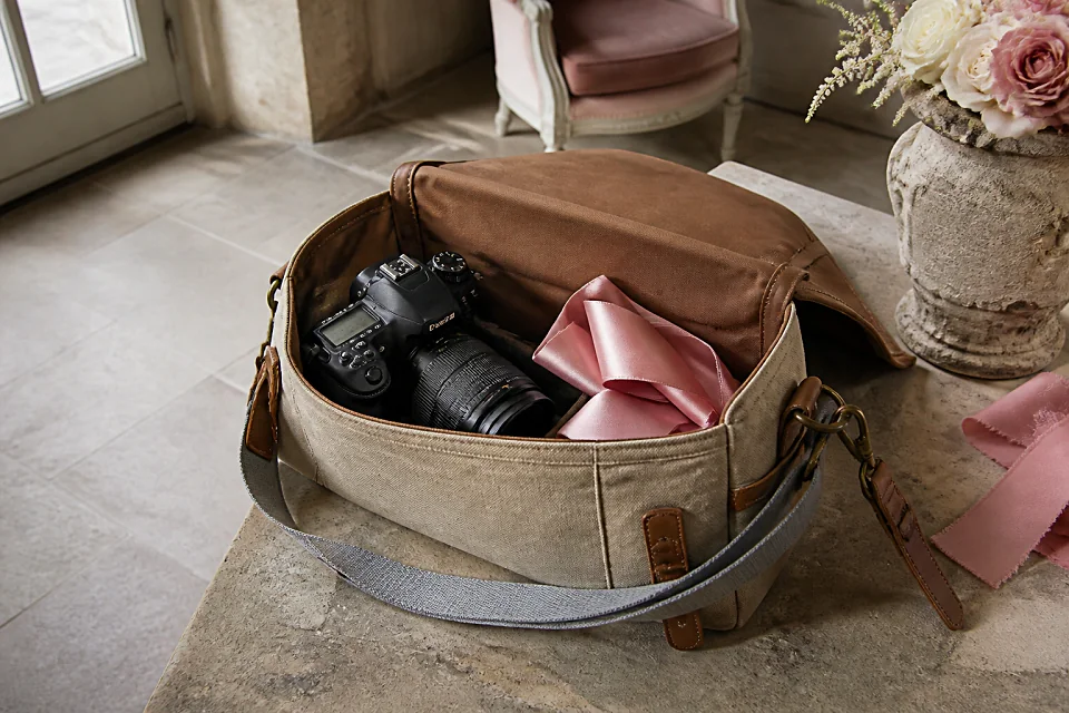 Appareil photo et accessoires de reportage de mariage — illustration générée par IA