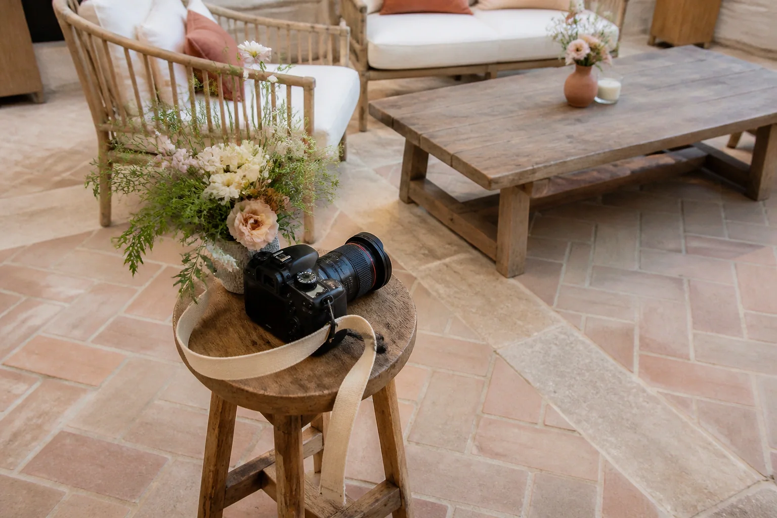 Appareil photo et accessoires de reportage de mariage — illustration générée par IA