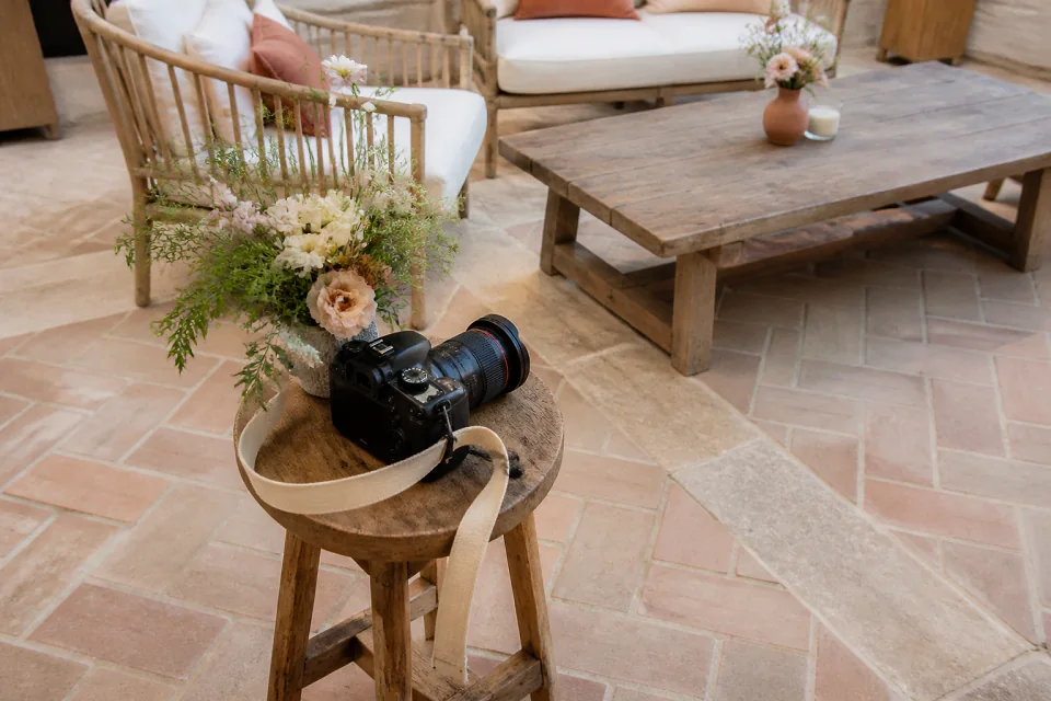 Appareil photo et accessoires de reportage de mariage — illustration générée par IA
