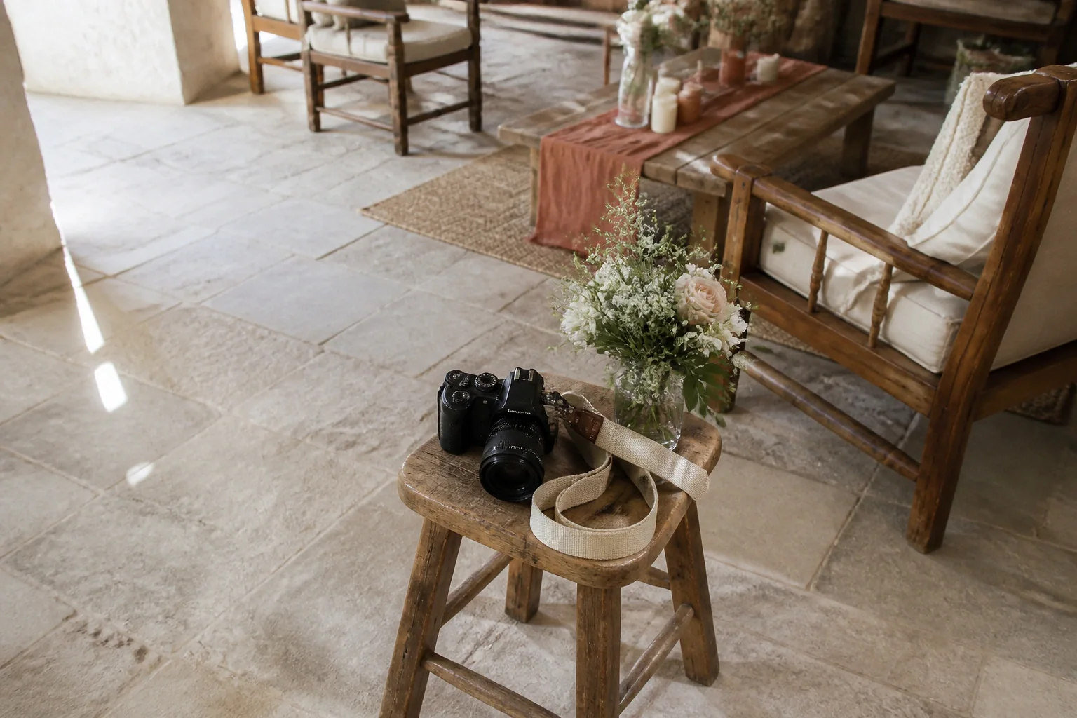 Appareil photo et accessoires de reportage de mariage — illustration générée par IA