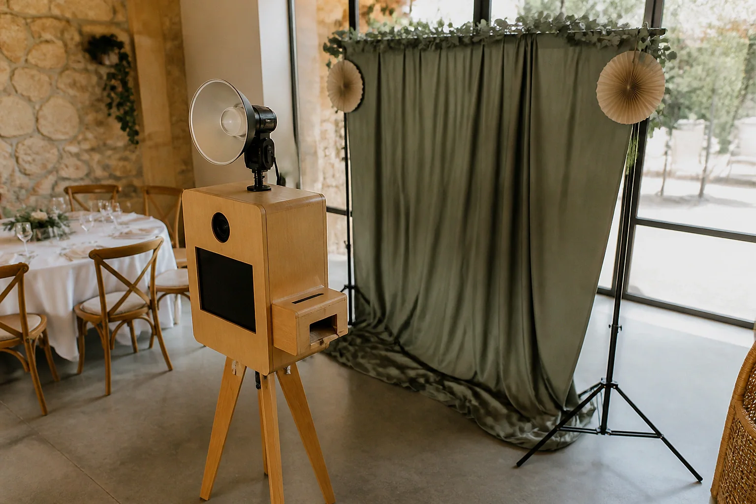 Borne photo installée pour une réception de mariage — illustration générée par IA