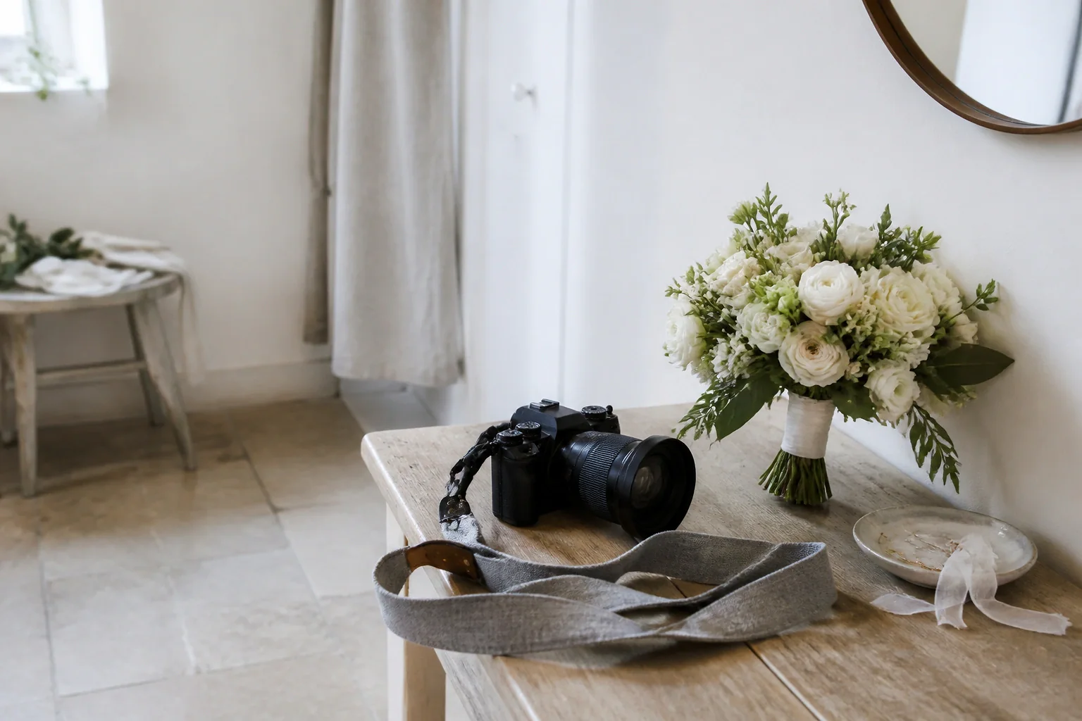 Appareil photo et accessoires de reportage de mariage — illustration générée par IA