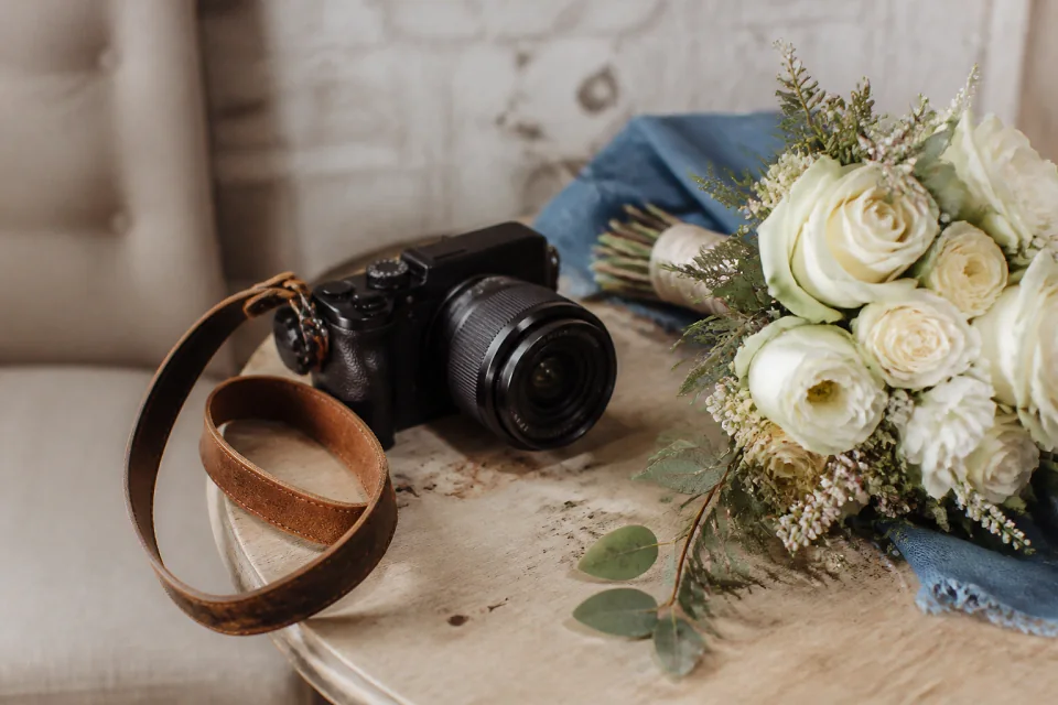 Appareil photo et accessoires de reportage de mariage — illustration générée par IA