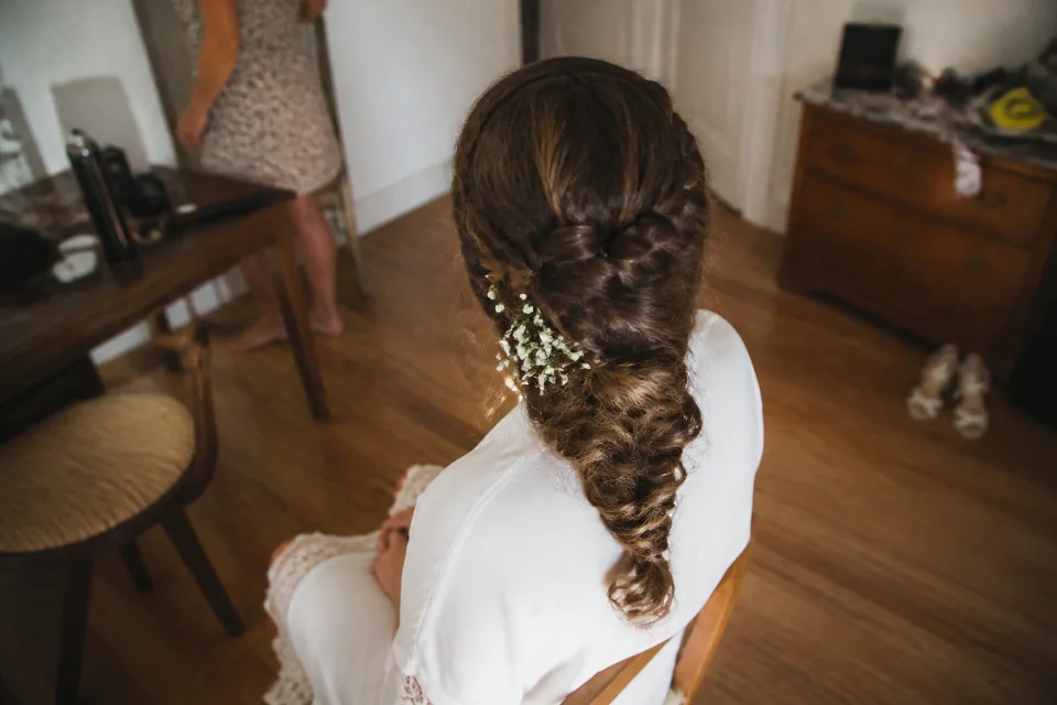 Coiffure de cérémonie vue pendant la préparation — illustration générée par IA