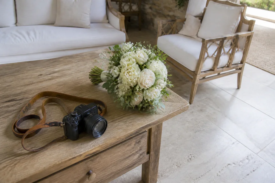 Appareil photo et accessoires de reportage de mariage — illustration générée par IA