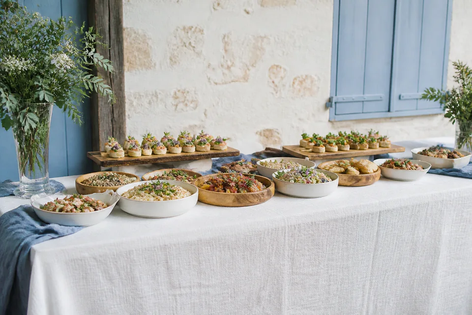 Préparations salées pour un cocktail de mariage — illustration générée par IA
