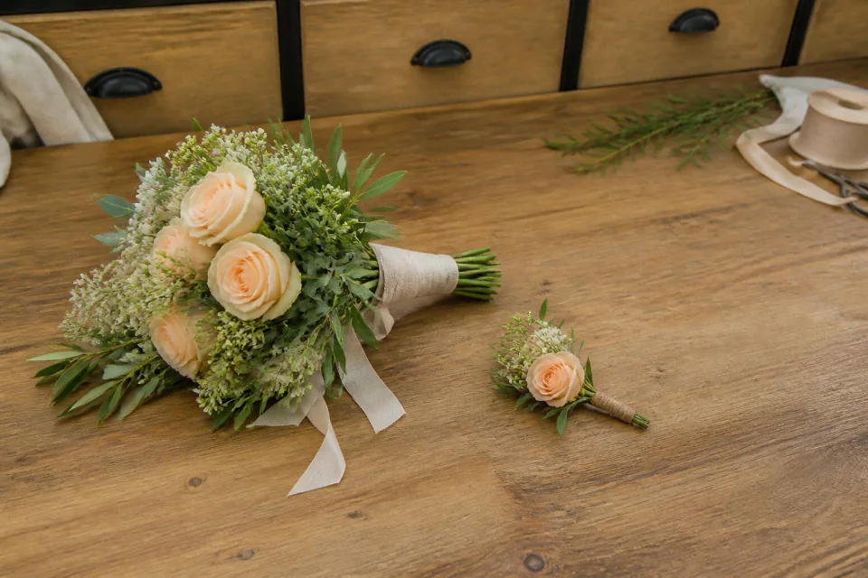 Préparation florale pour un mariage — illustration générée par IA
