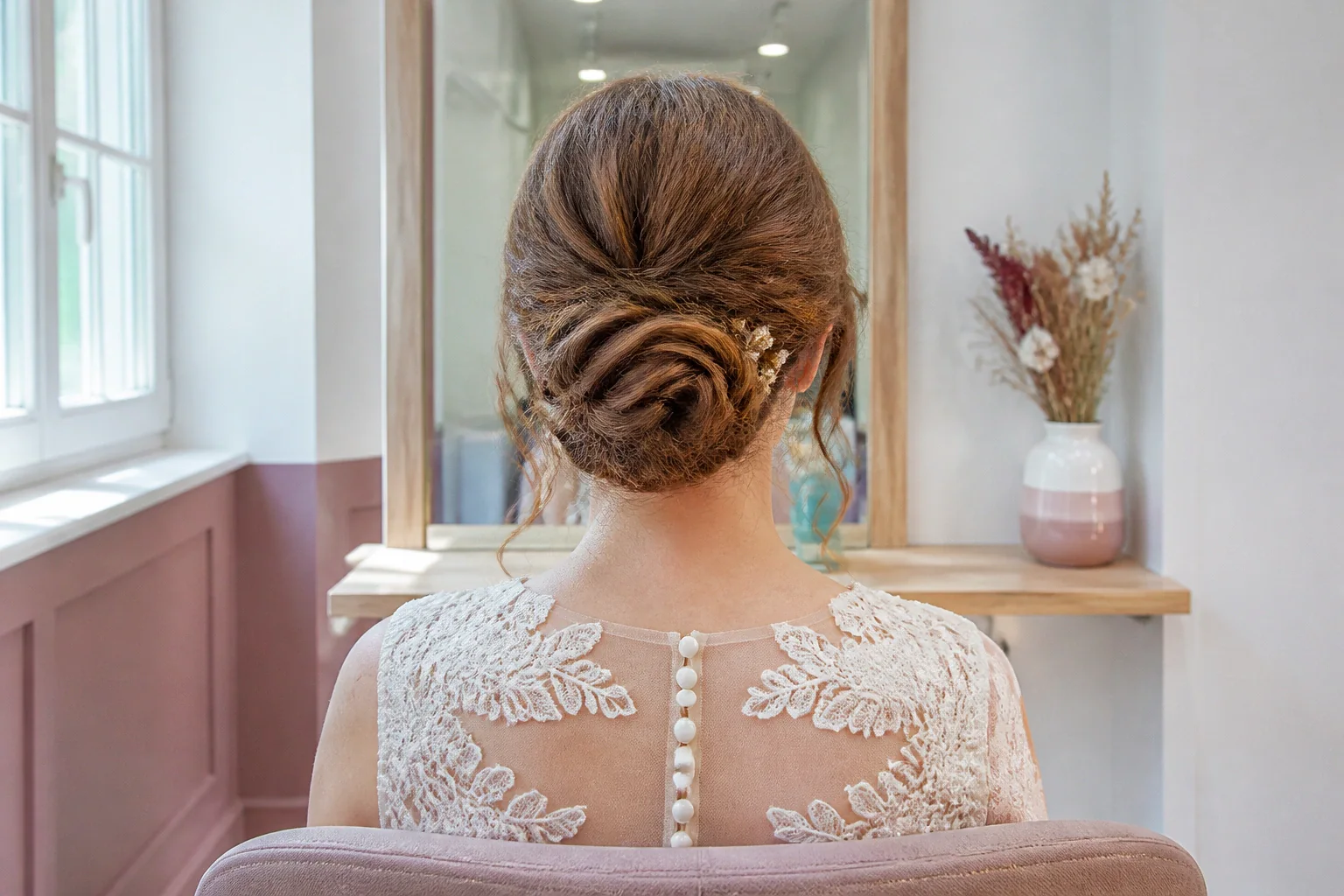 Coiffure de cérémonie vue pendant la préparation — illustration générée par IA