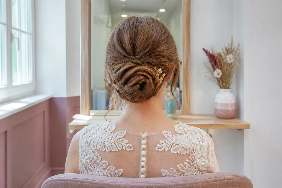 Coiffure de cérémonie vue pendant la préparation — illustration générée par IA