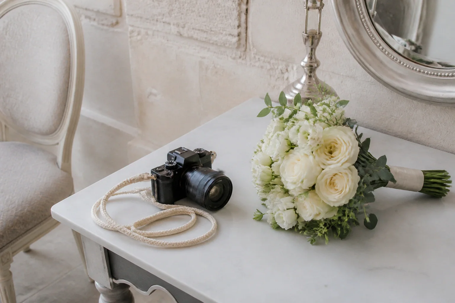Appareil photo et accessoires de reportage de mariage — illustration générée par IA