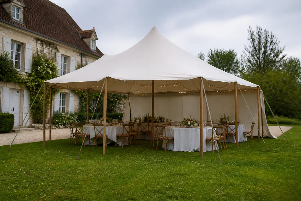 Tente aménagée pour une réception de mariage — illustration générée par IA