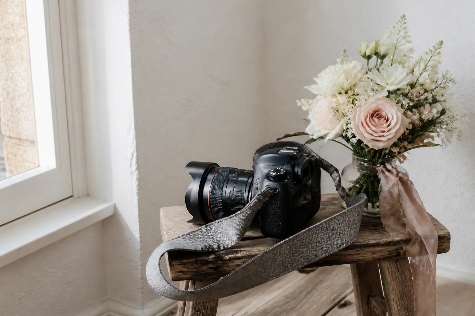 Appareil photo et accessoires de reportage de mariage — illustration générée par IA