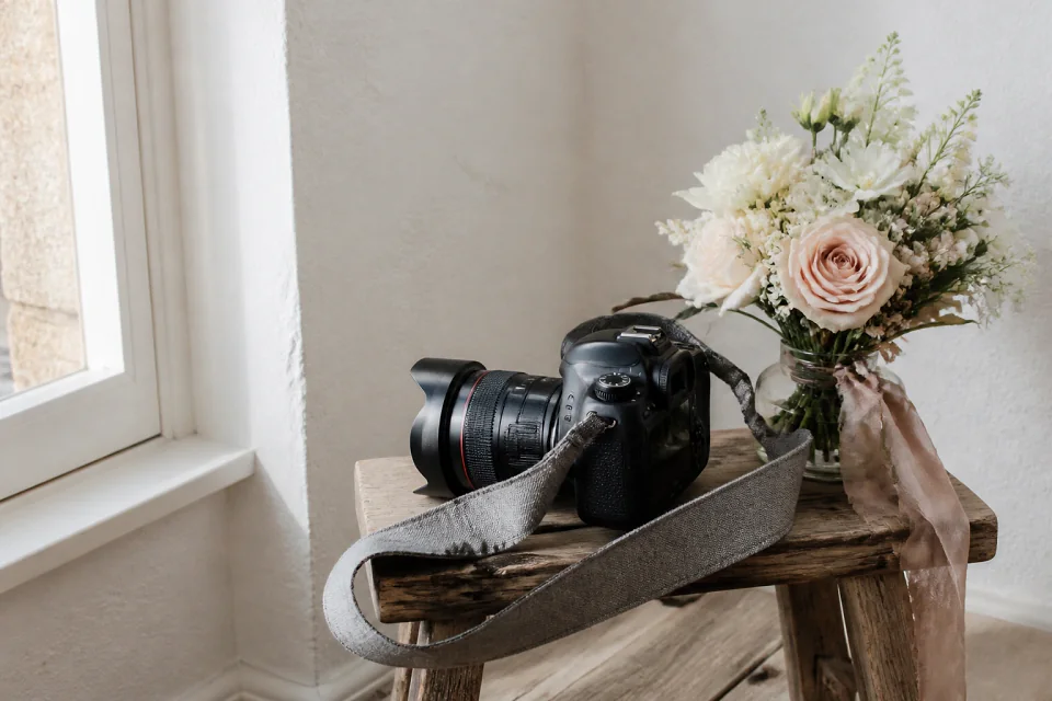 Appareil photo et accessoires de reportage de mariage — illustration générée par IA