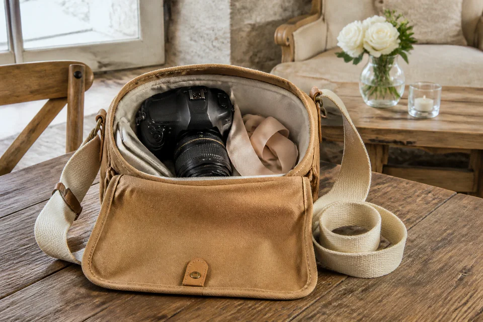 Appareil photo et accessoires de reportage de mariage — illustration générée par IA