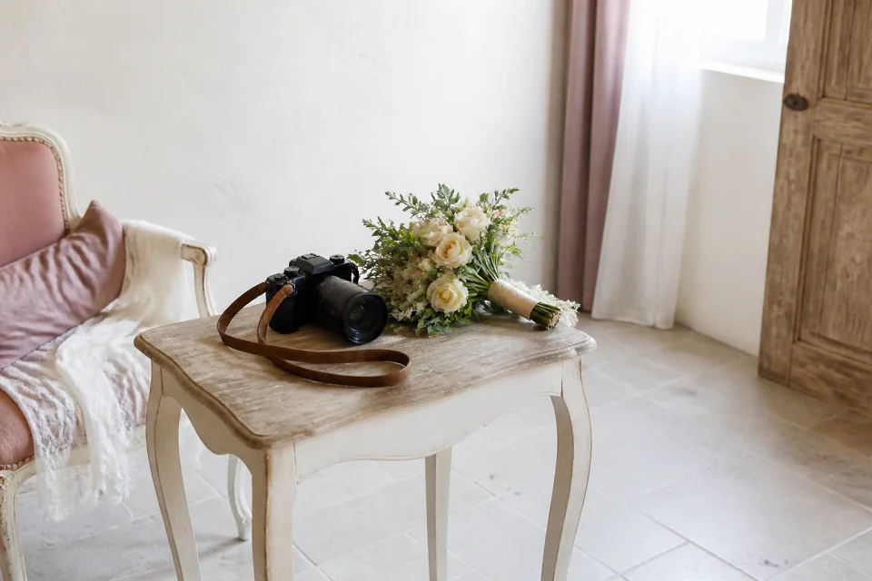 Appareil photo et accessoires de reportage de mariage — illustration générée par IA