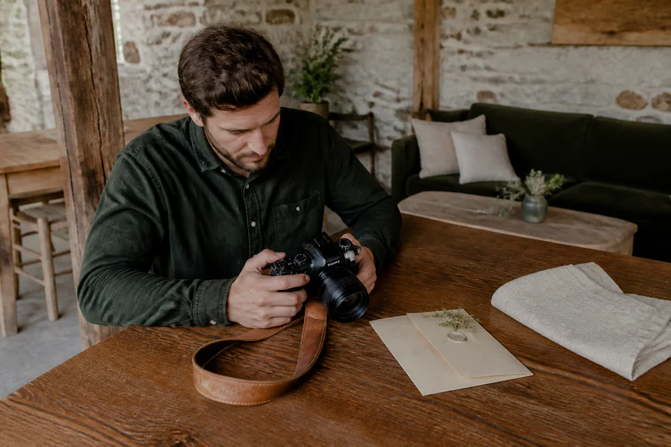Appareil photo et accessoires de reportage de mariage — illustration générée par IA