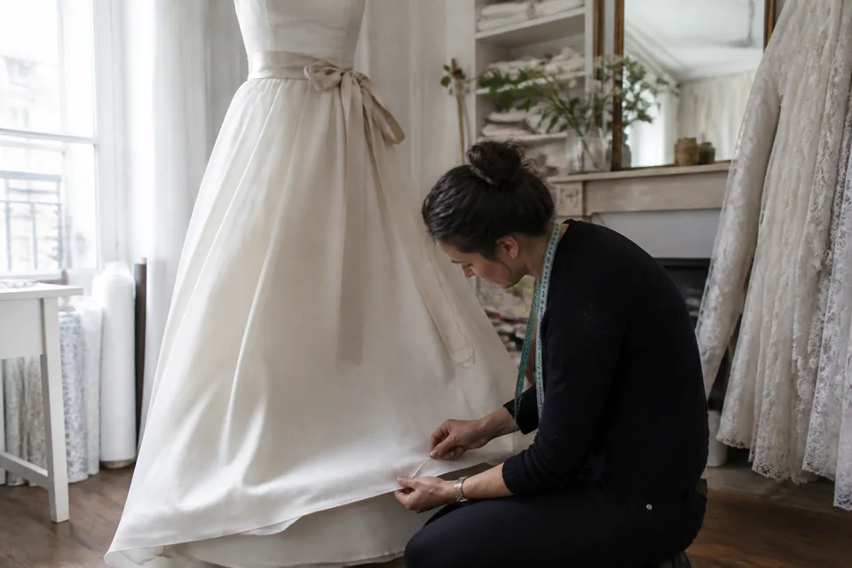 Robe de mariée dans un atelier de confection — illustration générée par IA
