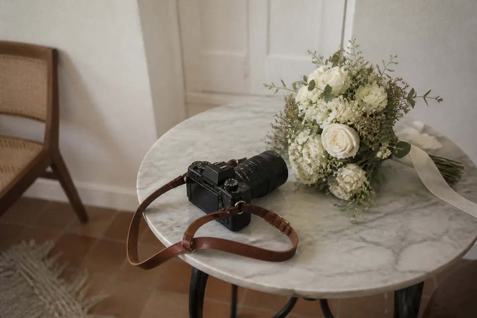 Appareil photo et accessoires de reportage de mariage — illustration générée par IA