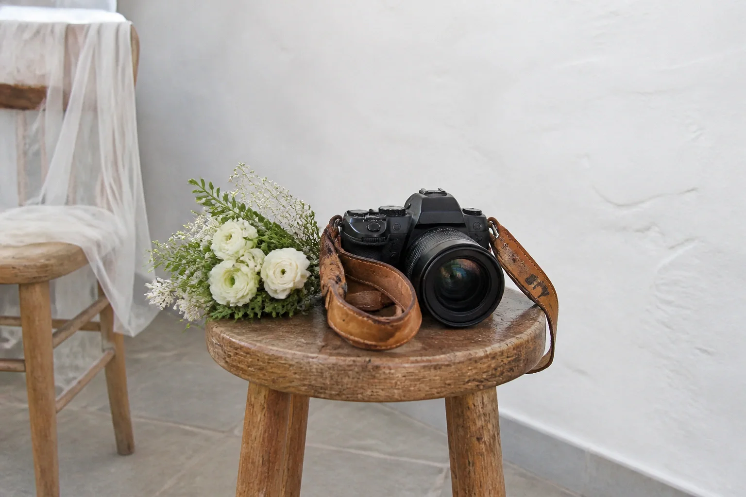 Appareil photo et accessoires de reportage de mariage — illustration générée par IA