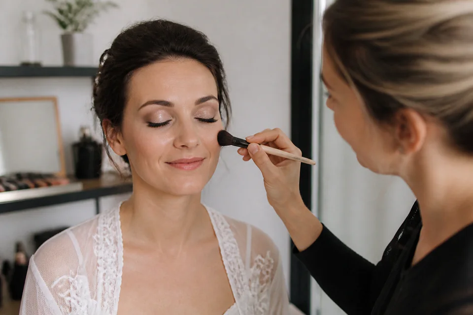 Préparation d’un maquillage de mariage — illustration générée par IA